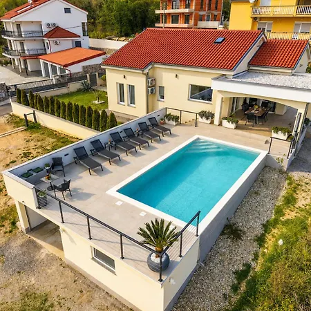 Villa Pepinela - *