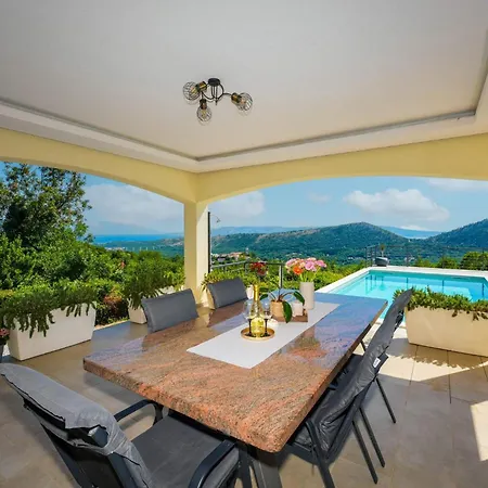 Villa Pepinela - *