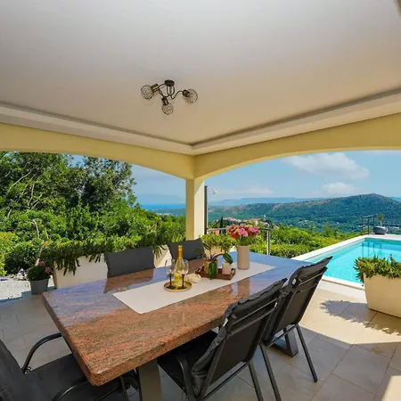 Villa Pepinela - *